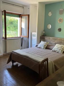 a bedroom with a bed and a window at B&B Casa Gianfranca in Portoferraio