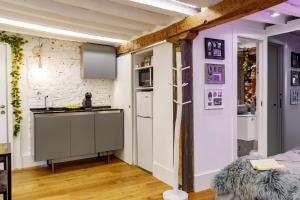 A kitchen or kitchenette at My Granada Garden - Catedral Lux Suite