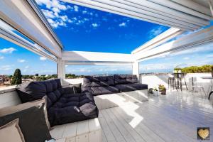 patio con divani e vista sul cielo di SuiteFrattini Private Spa Rooftop a Roma