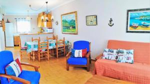 - un salon avec une table et une salle à manger dans l'établissement VACAY Villa Carmen, ideal para desconectar, muy tranquilo!, à L'Escala