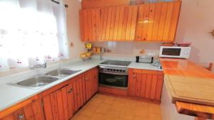 Kuchyňa alebo kuchynka v ubytovaní VACAY Villa Carmen, desconecta y disfruta, en la Costa Brava, L'Escala!