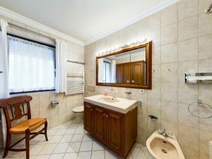 ein Badezimmer mit einem Waschbecken, einem WC und einem Spiegel in der Unterkunft Alpspitz-Flair in Garmisch-Partenkirchen