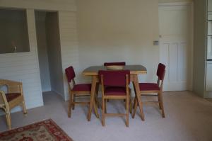 een eettafel met vier stoelen en een kom erop bij Minehead mews cottage in Minehead