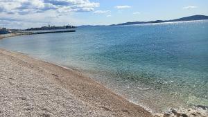 - une plage avec une rive rocheuse et l'océan dans l'établissement Apartments Bobo, à Zadar