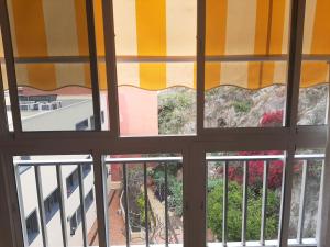 uma vista da janela de um edifício em Apartamento Luferlo em Rincón de la Victoria