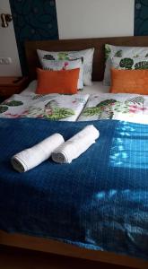 dois rolos de toalhas de papel numa cama em Guesthouse Kohári em Egerszalók