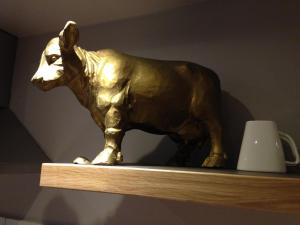 a gold statue of a bull on a shelf at B&B Droomzoet in Herentals