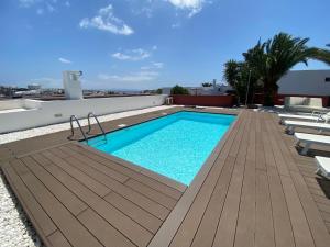 een zwembad op het dak van een huis bij Villa Maria by Villalia in Playa Blanca