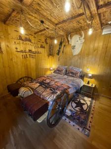 gite du vieux bourg في Le Vieux Bourg: غرفة نوم بسرير في جدار خشبي