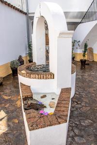 eine Treppe in einem Gebäude mit Blumen auf dem Boden in der Unterkunft Casa Rural Los Gaitanes in Valverde de Leganés
