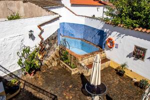 an overhead view of a swimming pool with an umbrella at Casa Rural Los Gaitanes in Valverde de Leganés