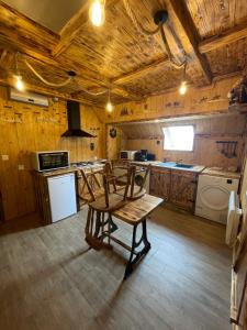 uma cozinha com duas cadeiras e uma mesa em gite du vieux bourg em Le Vieux Bourg