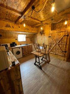 una cucina con tavolo e due sedie in una cabina di gite du vieux bourg a Le Vieux Bourg