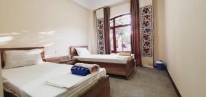 Postel nebo postele na pokoji v ubytování Guest House Ruslan Nurata & Tours