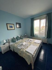 Un pat sau paturi într-o cameră la Villas and Bungalows Panorama