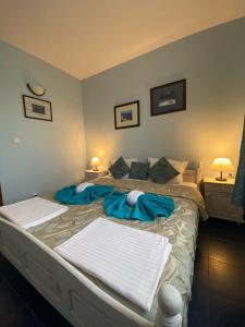 チェルノモレツにあるVillas and Bungalows Panoramaのベッドルーム1室(大型ベッド1台、青いシーツ付)