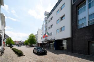 um carro preto estacionado em frente a um edifício em Holiday Inn Express Mechelen City Centre, an IHG Hotel em Mechelen