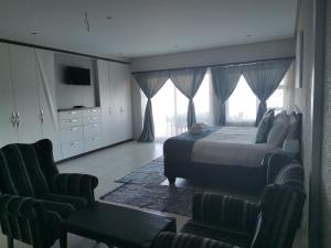 Tempat tidur dalam kamar di Margate Beach Lodge