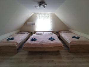 Postel nebo postele na pokoji v ubytování Sókristály Vendégház