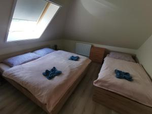 Postel nebo postele na pokoji v ubytování Sókristály Vendégház