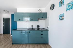 Kuchyňa alebo kuchynka v ubytovaní Apartament Niebieski OPTILOCUS
