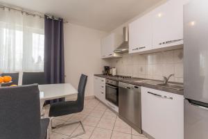 Kuchyňa alebo kuchynka v ubytovaní Villa Sali ZadarVillas