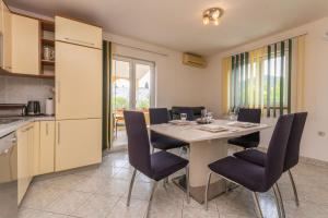 Kuchyňa alebo kuchynka v ubytovaní Villa Sali ZadarVillas