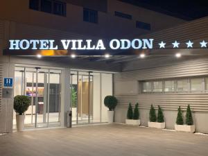 una señal de la villa del hotel en el lateral de un edificio en Hotel Villa Odon en Villaviciosa de Odón