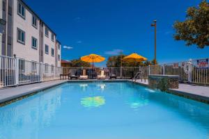 a large blue swimming pool in front of a building at Studio Z, Ascend Hotel Collection in Saint Robert