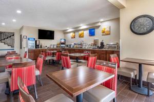 a restaurant with tables and chairs and a bar at Comfort Inn Near Kokomo Speedway in Kokomo