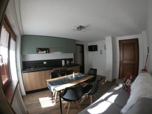 ヴァルトゥルナンシュにあるFurggenの部屋にテーブルと椅子のあるキッチン