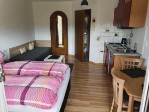 ein kleines Zimmer mit einem Bett und einer Küche in der Unterkunft Aventur Studio 212 Am Rotharrsteig in Medebach