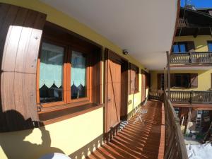 balcone di un edificio con finestre e terrazza in legno di Furggen a Valtournenche