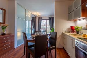 Kuchnia lub aneks kuchenny w obiekcie Ambria Apartments Promenada