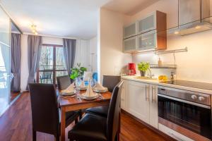 Kuchnia lub aneks kuchenny w obiekcie Ambria Apartments Promenada