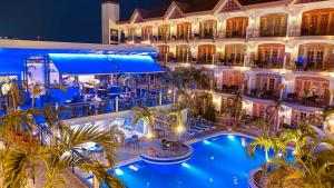 Clarkton Hotel Apartment في انجلس: اطلالة جوية على فندق مع مسبح بالليل