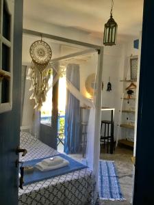 um quarto com uma cama num quarto com uma porta em Chez Cécile Home em Móchlos