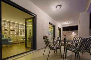 a dining room with a table and chairs at Villa Latina 2 in Budva