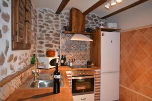 cocina con fregadero y nevera en La Casa de Villar en Villar de Torre