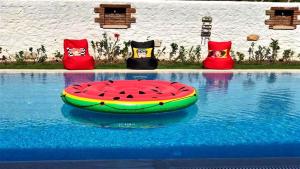 Bazén v ubytování Cesme Elysium Hotel nebo v jeho okolí