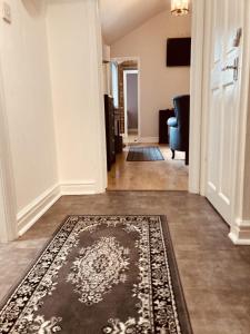 un pasillo con una alfombra en el suelo en una casa en Stunning Stylish & Spacious Ground Floor Apartment, Kidderminster, en Kidderminster