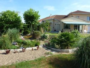 a house with a garden with a pond in the yard at Chambres d'Hôtes de l'Auraine in Limoges