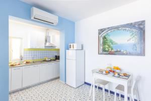 Kjøkken eller kjøkkenkrok på Profumo di mare Apartment Marina Grande