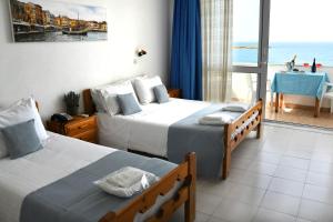 1 Schlafzimmer mit 2 Betten und Meerblick in der Unterkunft Klinakis Beach Hotel in Chania