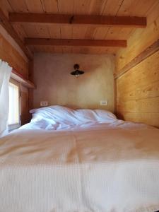 1 dormitorio con cama blanca y techo en El Sheesh by Barefoot in Tunis, en Ibshawāy