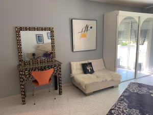 uma sala de estar com um espelho e uma cadeira em MAS FATINOU em Aniane