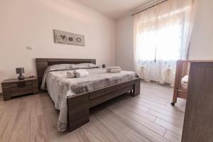 アルゲーロにあるYour Home in Algheroのベッドルーム1室(ベッド1台、大きな窓付)