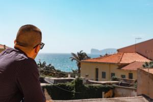 アルゲーロにあるYour Home in Algheroの海を見下ろす男