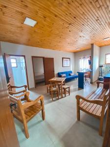 uma sala de estar com tectos e mobiliário em madeira em Flat dos Bandeirantes em Tiradentes