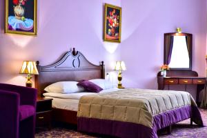 Rúm í herbergi á METROPOL HOTEL Yerevan